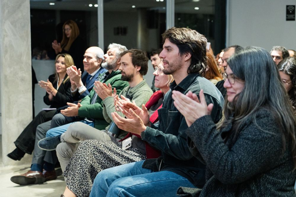 Asistentes aplauden durante el lanzamiento de FOSU