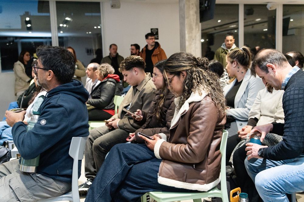 Asistentes con mate siguiendo las exposiciones